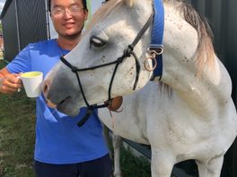 Xu wandelt naast zijn paard naar China: 'Mijn leven wordt steeds korter'