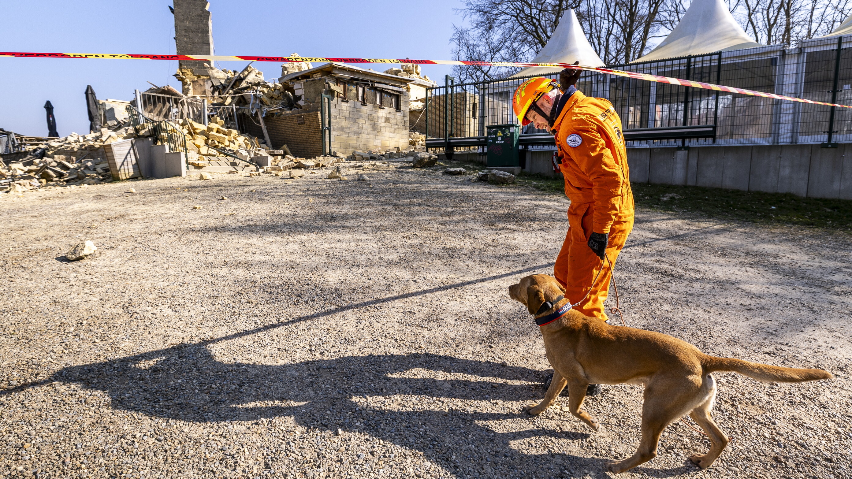De speurhonden zochten eerder dit jaar in Valkenburg naar mensen onder het puin van de Wilhelminatoren