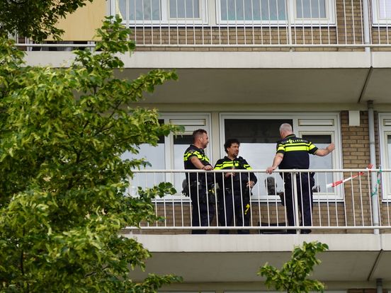 De politie doet onderzoek in de flat aan de Dumansstraat.