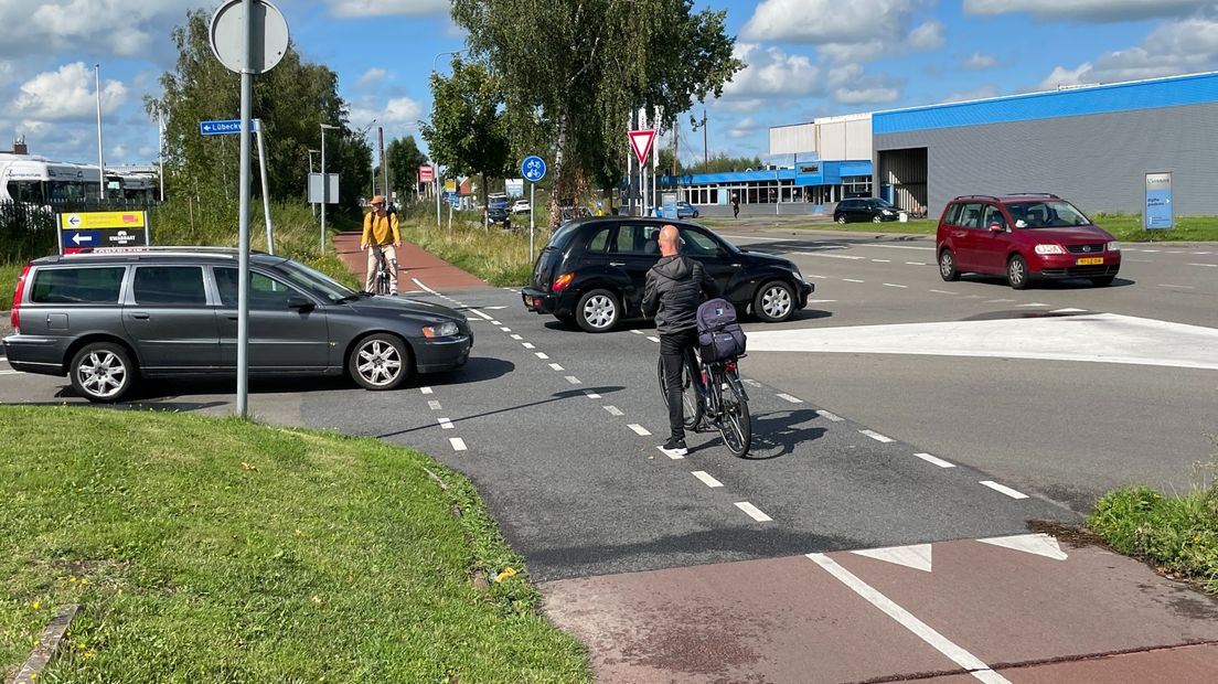 Fietsers moeten wachten bij de kruising Bornholmstraat & Lübeckweg