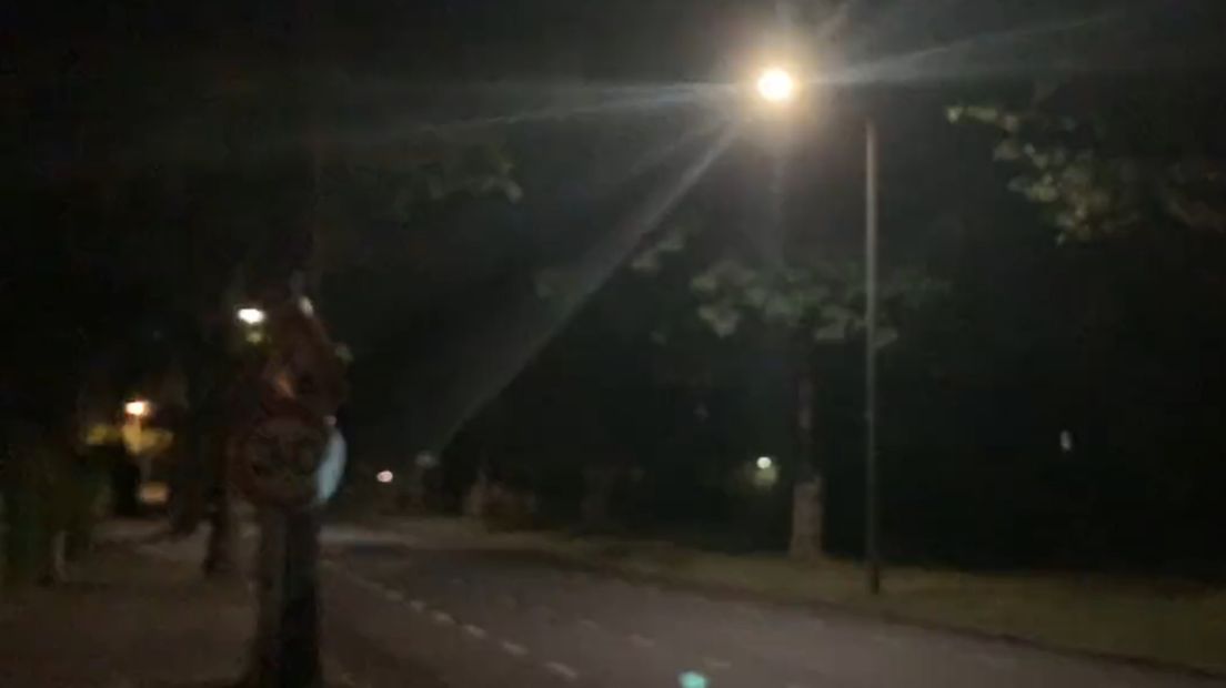 Deze straatverlichting knippert al bijna een week onafgebroken zodra de lantaarns aan worden gezet