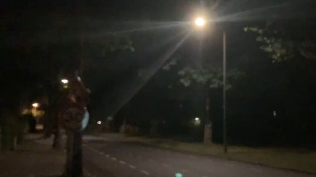 Deze straatverlichting knippert al bijna een week onafgebroken zodra de lantaarns aan worden gezet