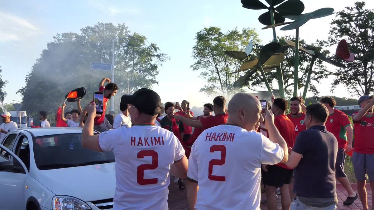 De fans van het Marokkaanse nationale elftal vieren op de rotonde bij Het Stroink in Enschede feest 