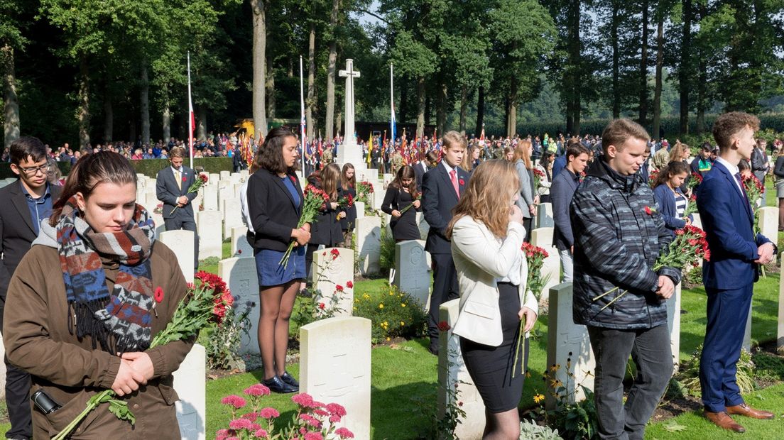 Herdenking Airborne Begraafplaats Oosterbeek