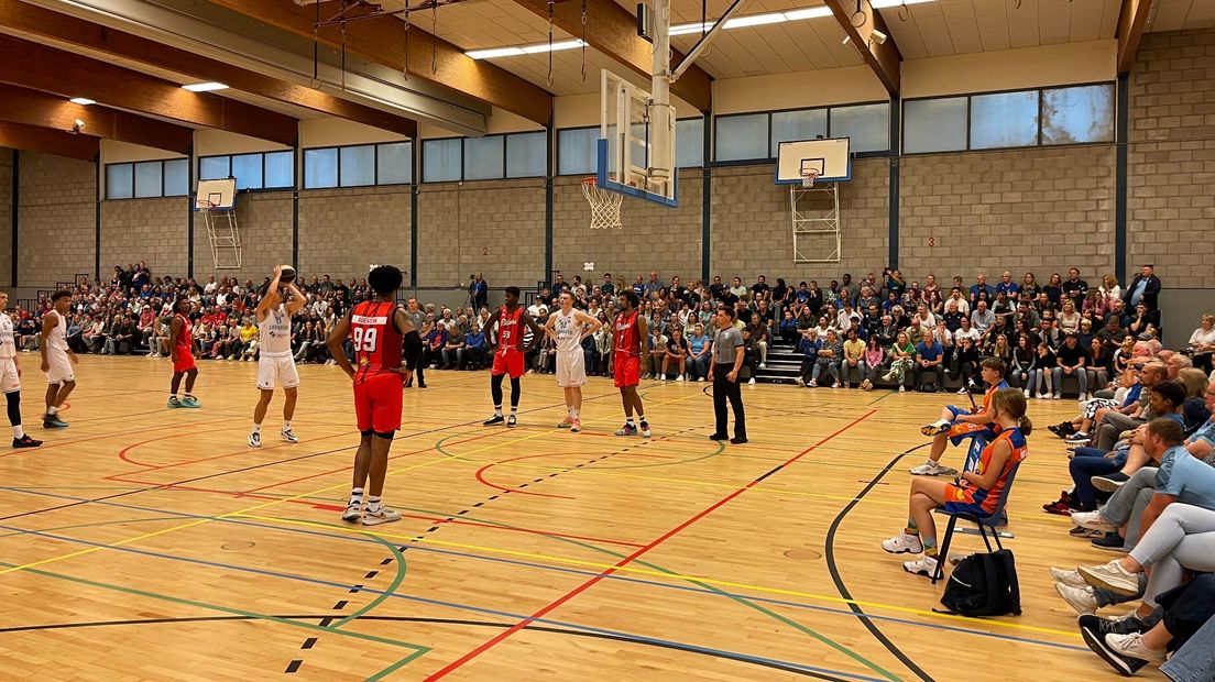 Sam van Oostrum neemt een vrije worp namens Donar