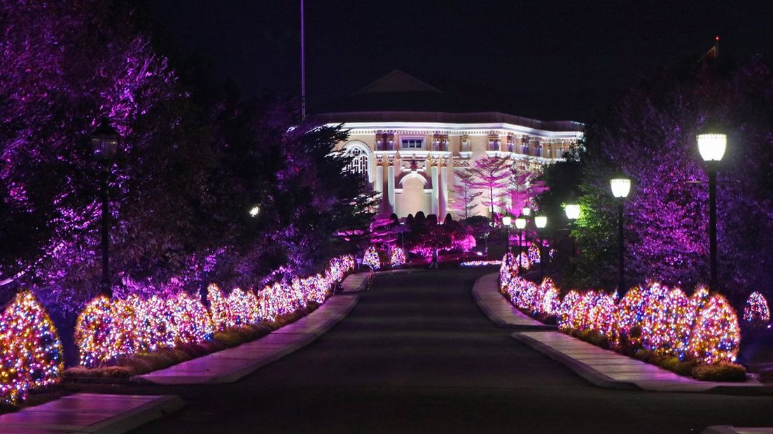 Een verlichte route richting het Istana Besar paleis van Sultan Ibrahim Ismail van Johor voor de gasten van het huwelijk. 