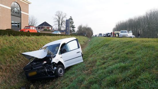 Bestuurder botst tegen drie auto's en eindigt in sloot
