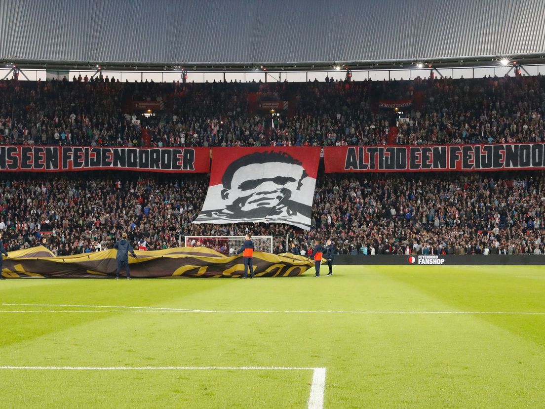 Supporters eren Gyan met een spandoek in 2017