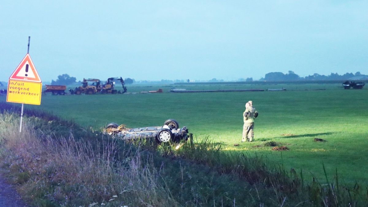 112 Nieuws: Auto op de kop in weiland na eenzijdig ongeluk