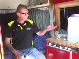 Loodgieter Henk woont noodgedwongen in primitieve caravan