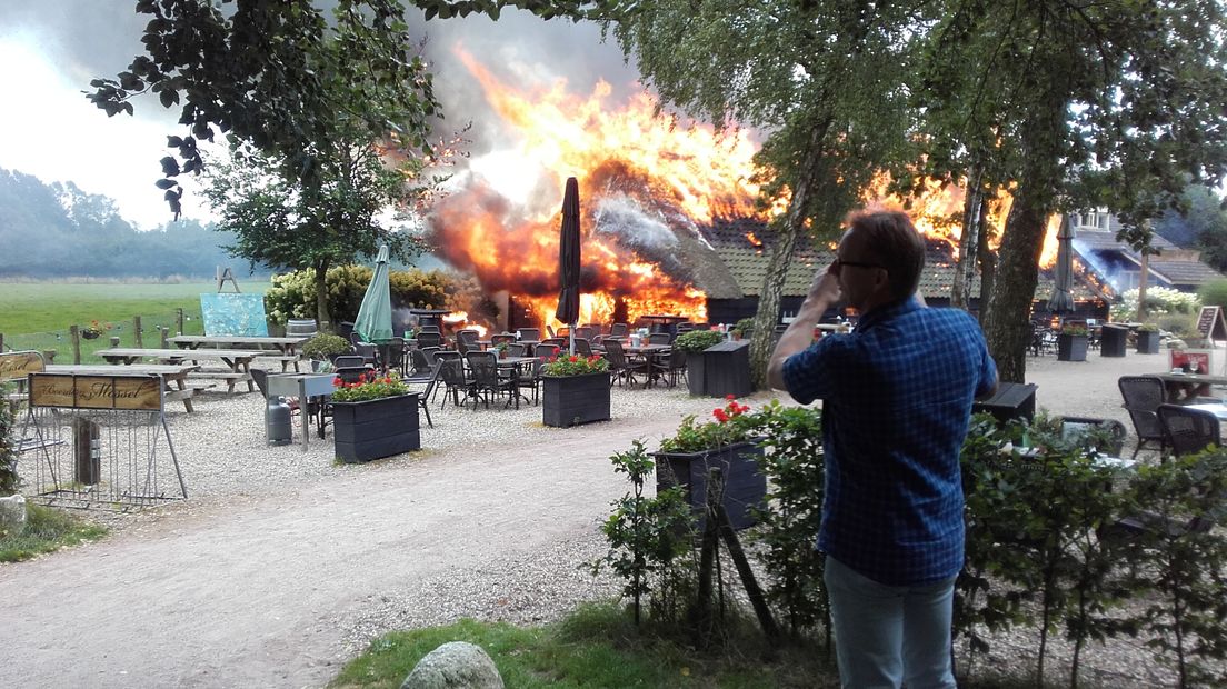 Een korte maar zeer felle brand heeft de schaapskooi van Theeschenkerij Mossel in Otterlo verwoest.