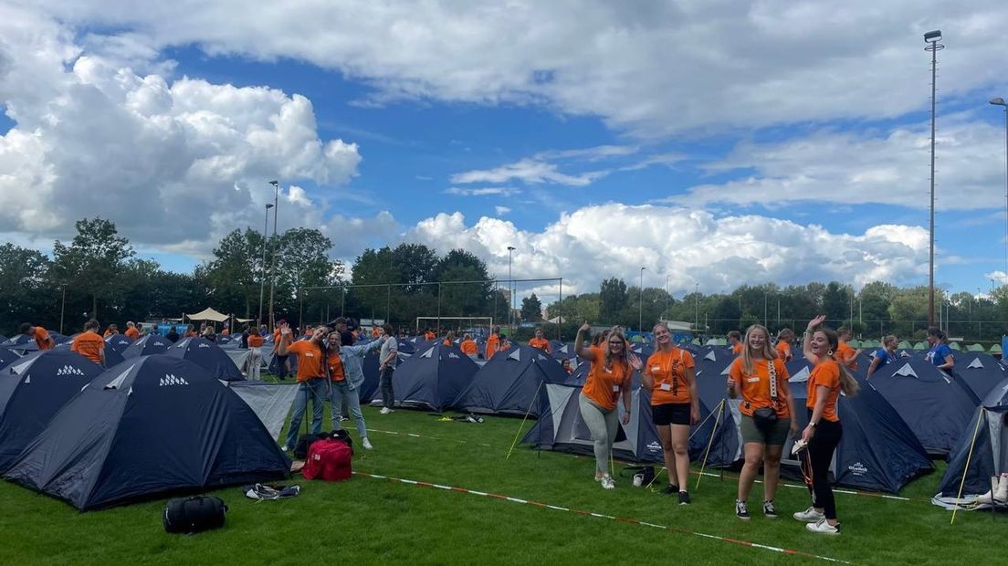 Sportpark De Marslanden in Zwolle is voor even een camping voor studenten