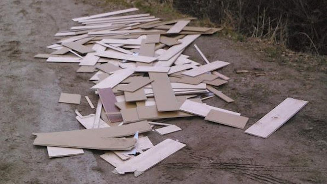 Laminaat gedumpt in buitengebied Enschede