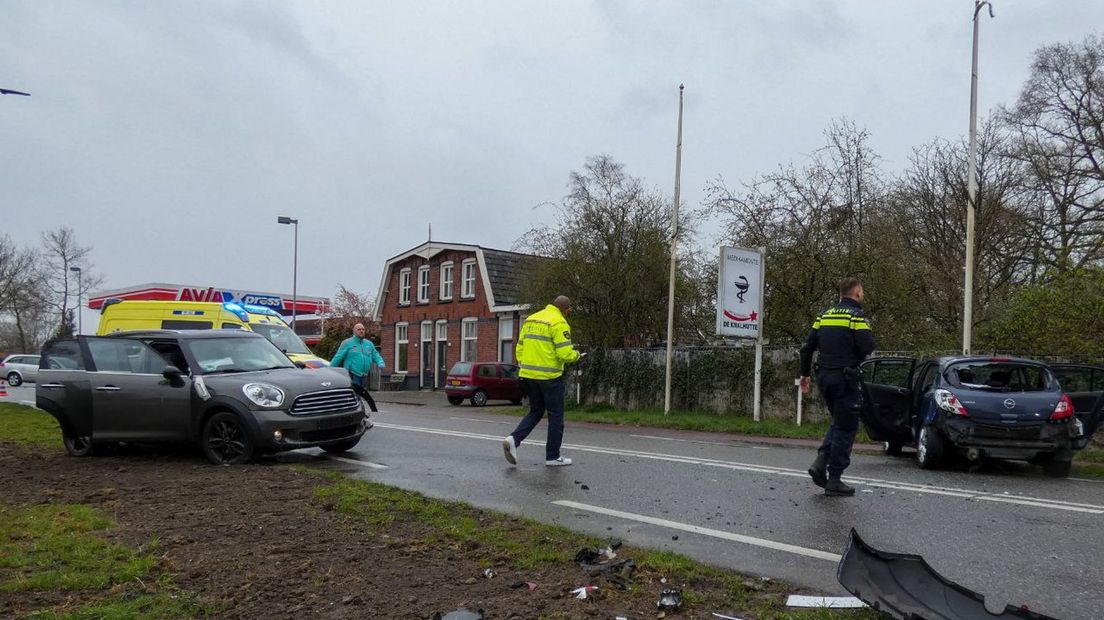 Stevige aanrijding tussen twee auto's in Enschede