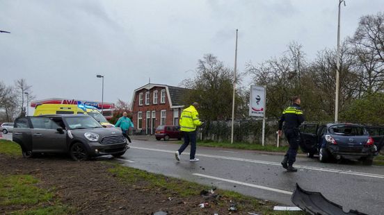 Twee autos betrokken bij flinke botsing in Enschede. Twee autos betrokken bij flinke botsing in Enschede.