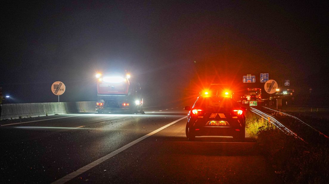 Een veegauto maakt de weg weer toegankelijk
