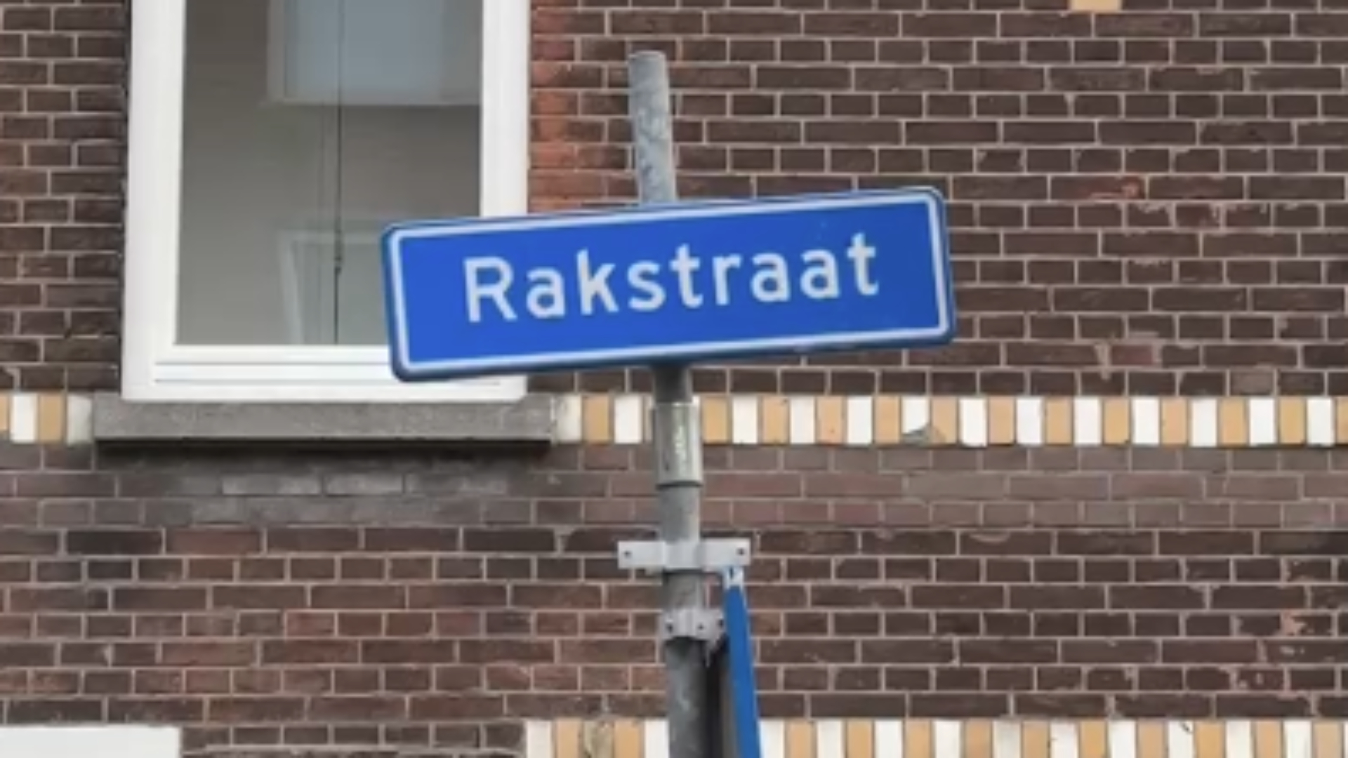 De bevestigingspunten van de 'Nakstraat' zijn nog overgebleven onder het gewone straatnaambord.