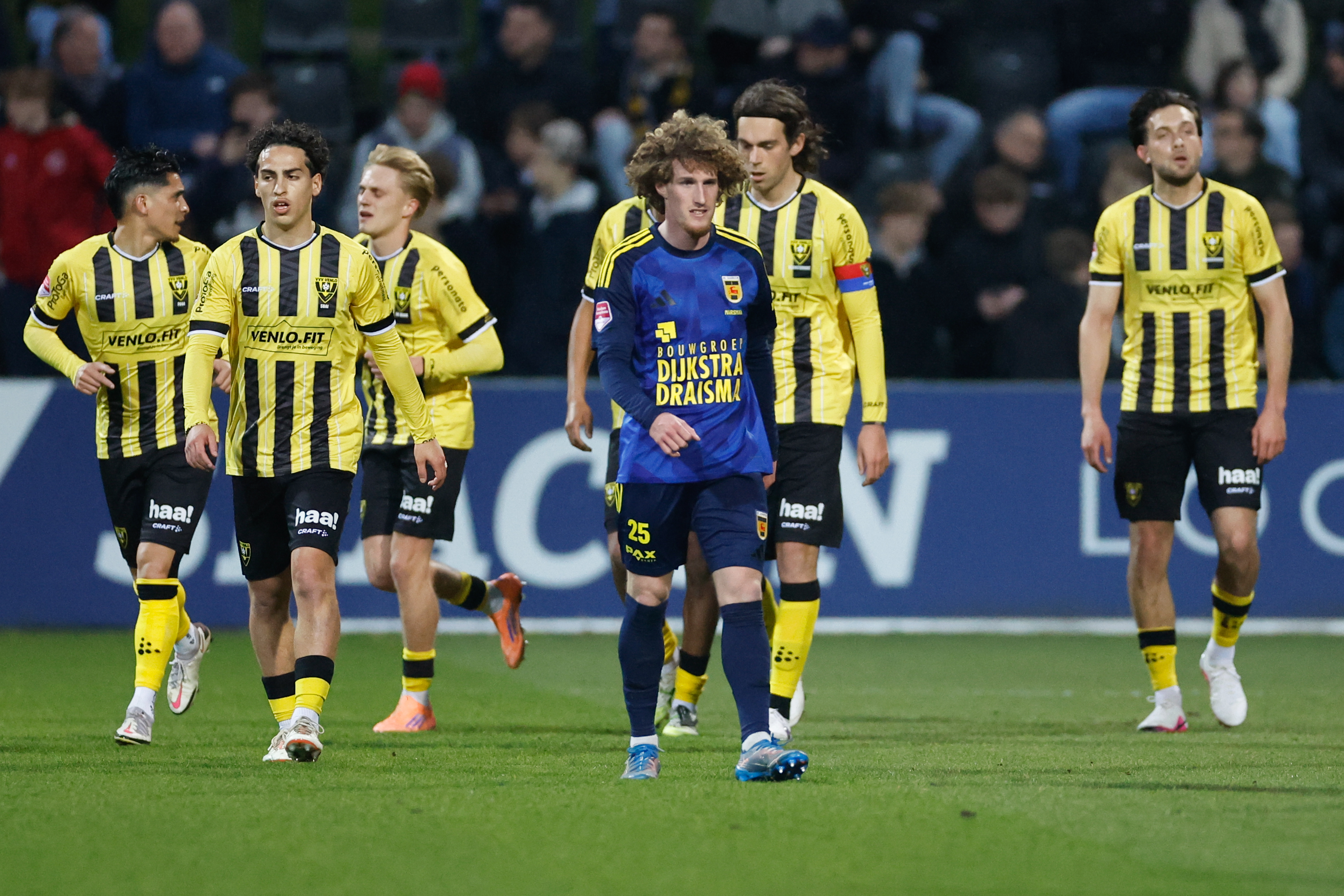 Bram Marsman loopt weg na de 1-0 van VVV