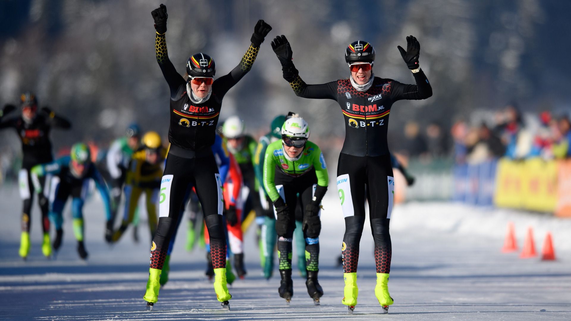 Merel Bosma (links) twadde op iepen NK maratonreedriden Weissensee 2023