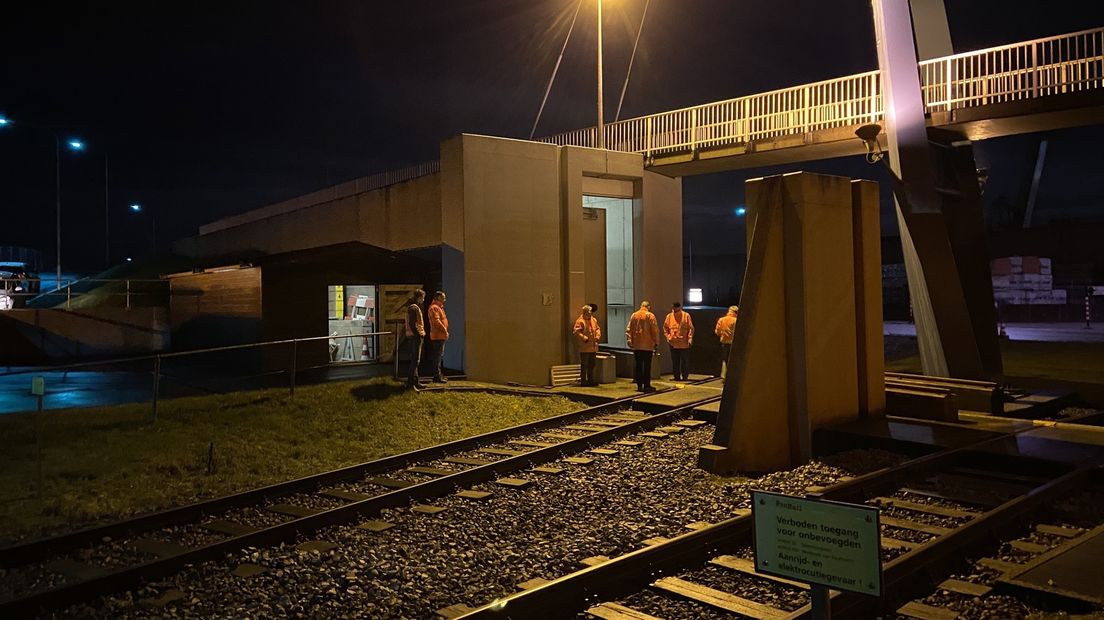 In Delfzijl worden de coupures weer gesloten door medewerkers van de waterschappen