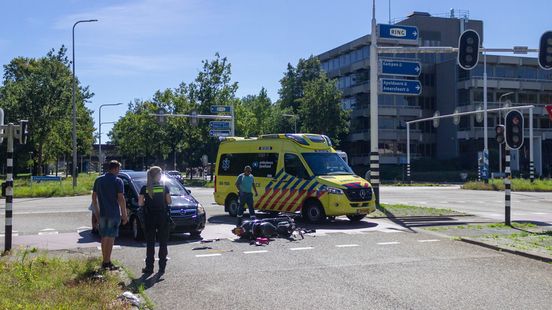 112 Nieuws: Scooterbestuurder raakt gewond bij aanrijding met auto in Zwolle.