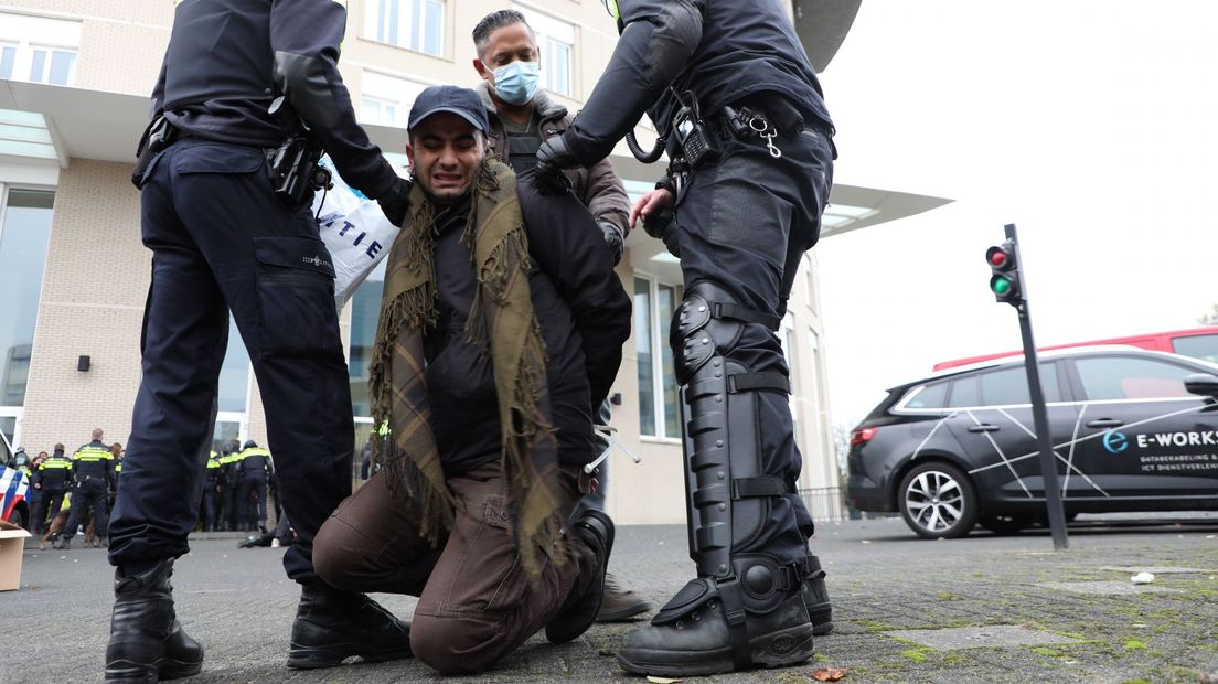 Een demonstrant wordt aangehouden