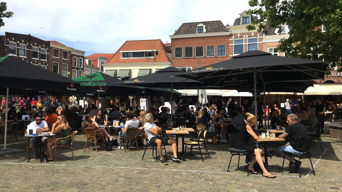 De terrassen op de Markt in Gouda stromen maandagmiddag vol