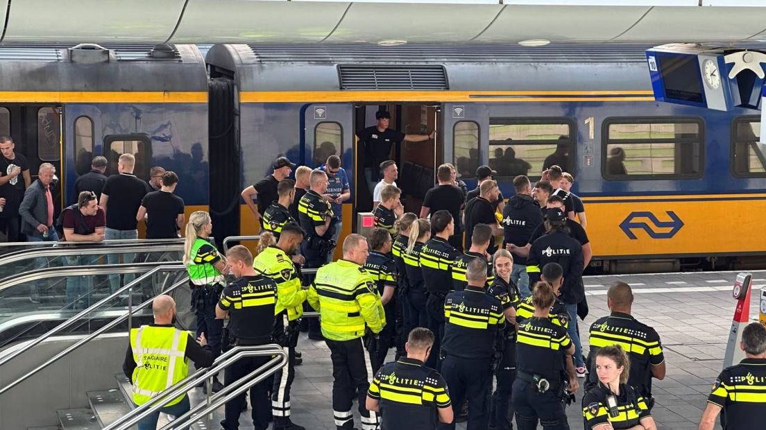 Politie op het station in Arnhem.