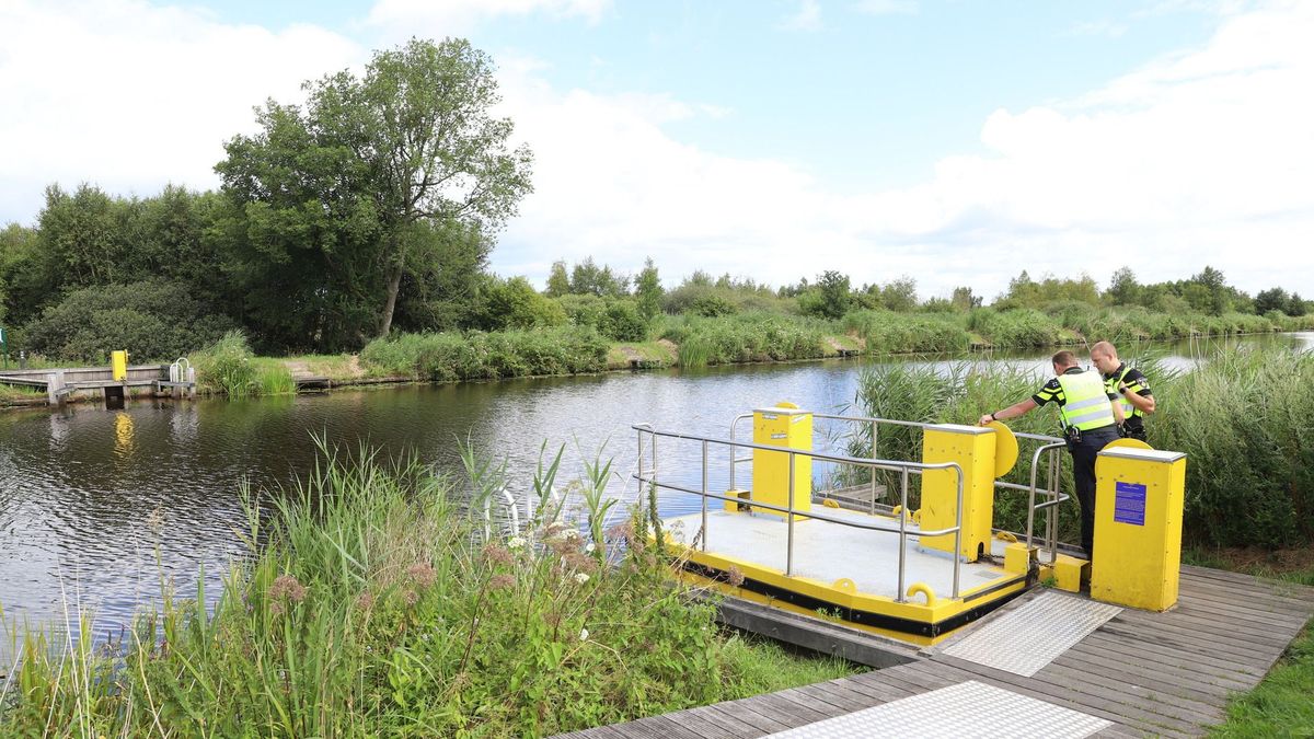 Man valt van fietspontje aan de Schoolweg in Luinjeberd
