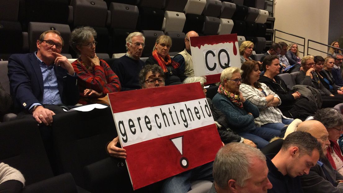 Medewerkers van CQ bij een protest in de raadszaal van Coevorden in 2016 (Rechten: Steven Stegen / RTV Drenthe)
