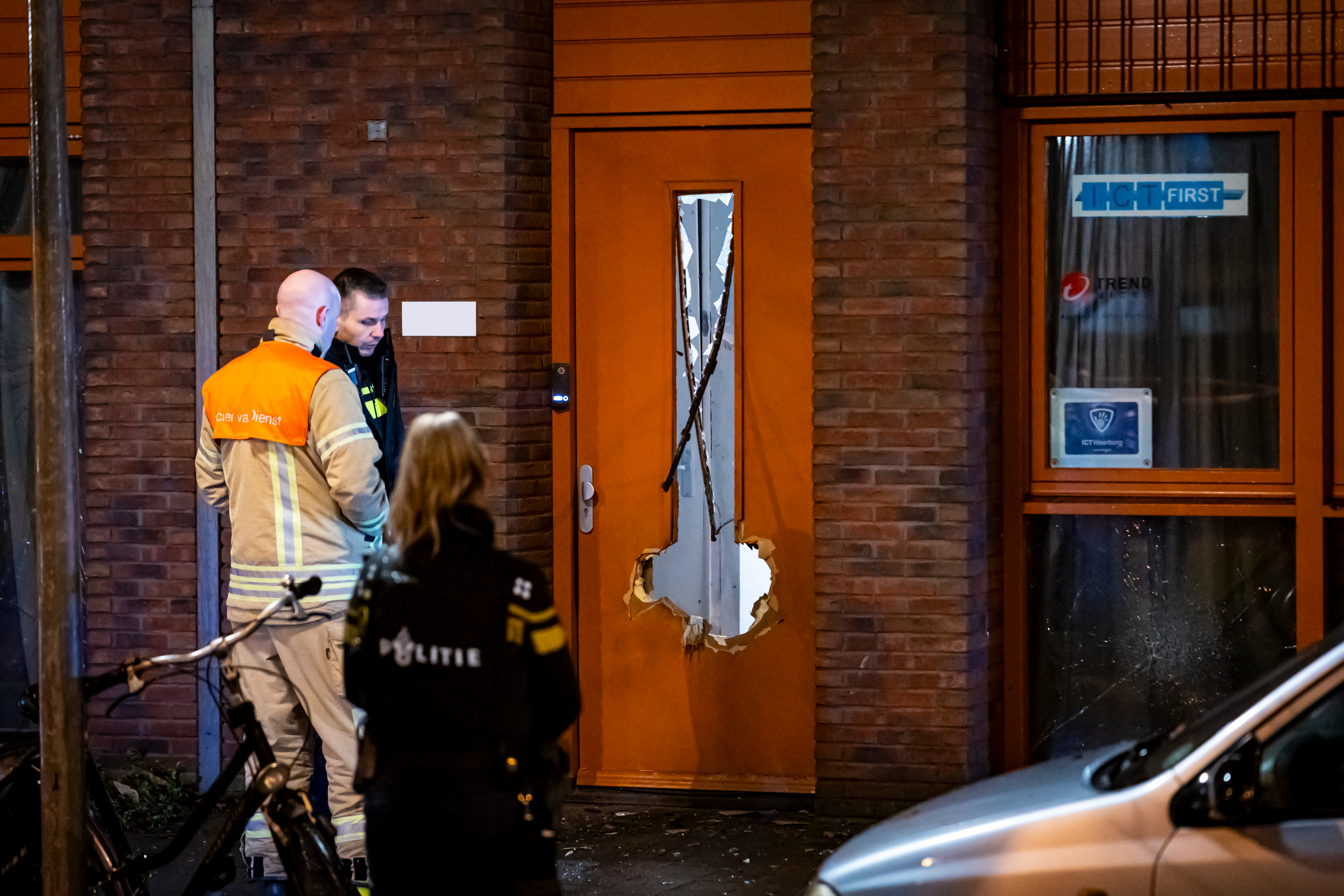 Gat in deur door explosie in Schiedam