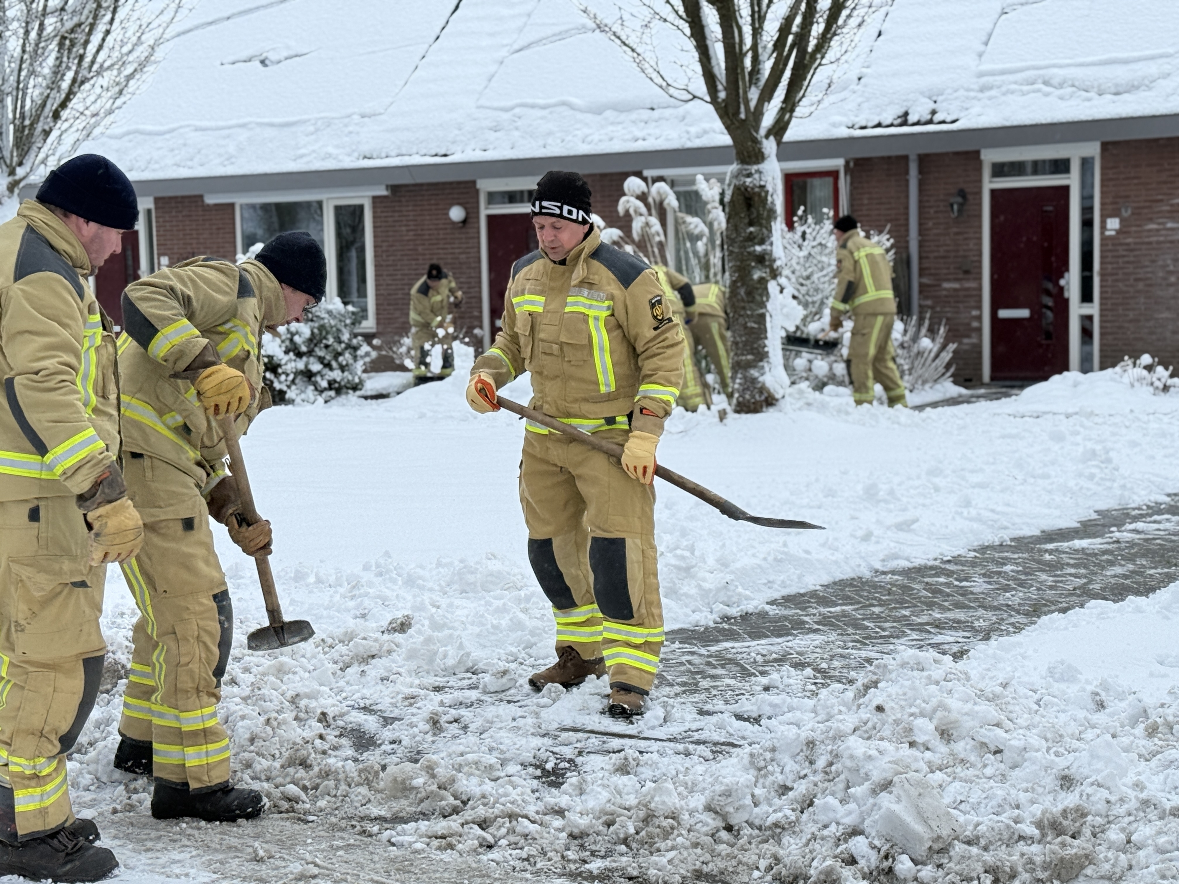 Weinig te doen, dus helpt vrijwillige brandweer Gieten ouderen met sneeuwruimen