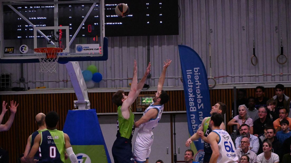 Andrej Magdevski gooit de bal namens Donar