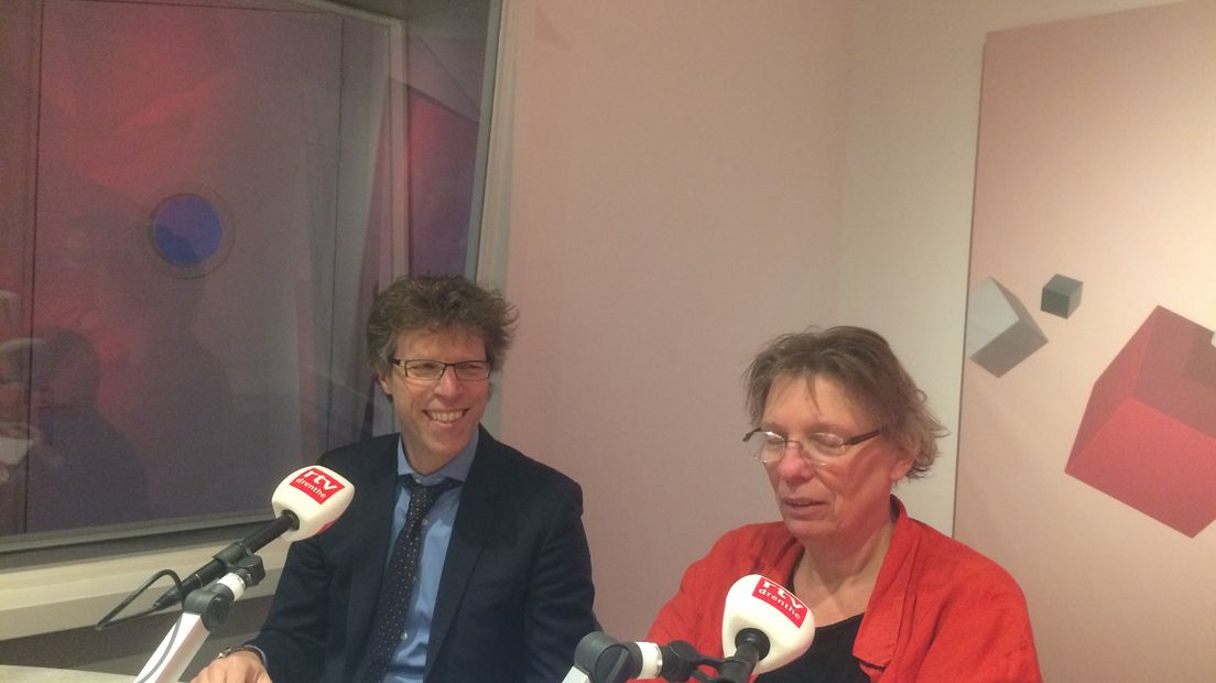 Juryvoorzitter Ard van der Tuuk en DHV-voorzitter Anja Schuring (Rechten: RTV Drenthe)