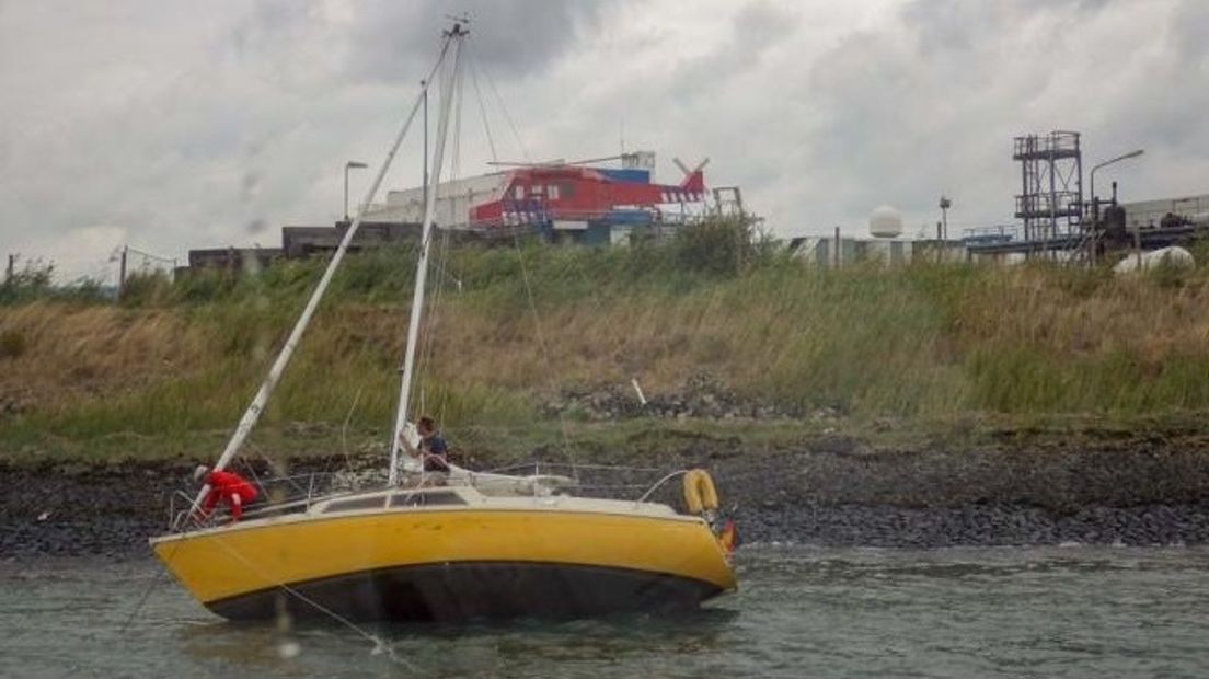 Zeiljacht vast door motorpech