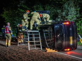 Bestelbus belandt op zijkant, bestuurder gewond