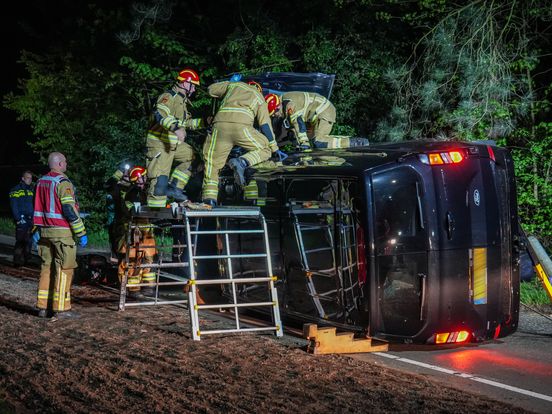Bestelbus belandt op zijkant, bestuurder gewond