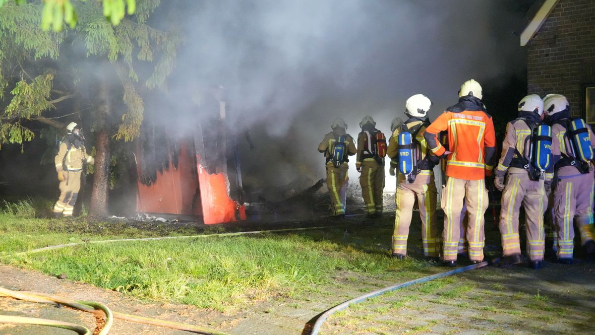 Uitslaande brand veroorzaakt veel schade aan schuur Hooghalen