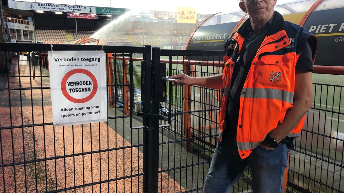Overal  bordjes verboden toegang in het stadion van FC Volendam