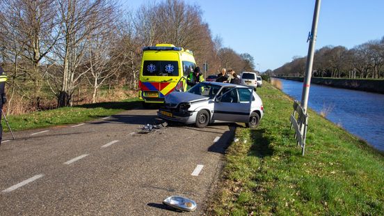 Botsing bij Stieltjeskanaal met twee autos. Botsing bij Stieltjeskanaal met twee autos.