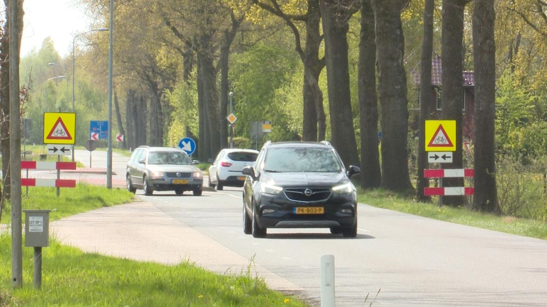 Verkeersdrukte op de N388 bij Boerakker, meer dan tienduizend voertuigen per dag komen er langs