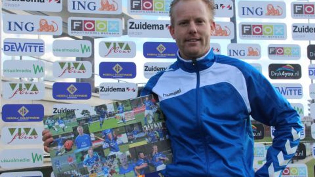 Marco Hartman werd na afloop van het duel tegen Nieuw Buinen in het zonnetje gezet (foto website vv Hoogeveen)