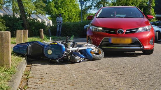 Motorrijder raakt gewond bij ongeluk in Assen. Motorrijder raakt gewond bij ongeluk in Assen.