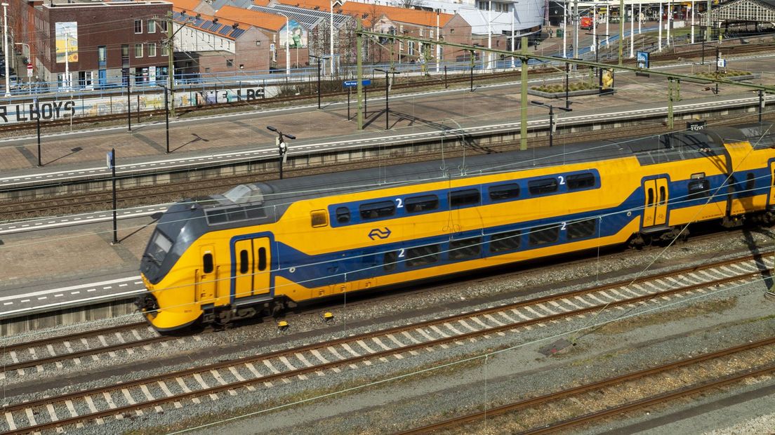 Een trein op station Den Haag HS