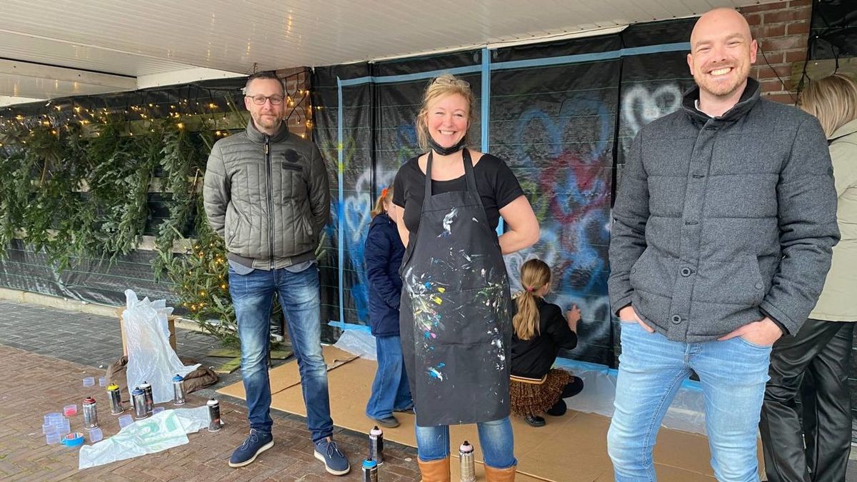 Kinderen maken met graffiti een muur vol liefde voor bewoners Barger-Oosterveld