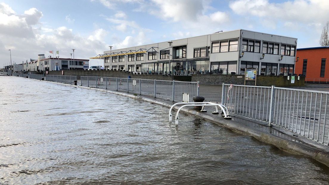 Het water reikt bijna tot aan de kade