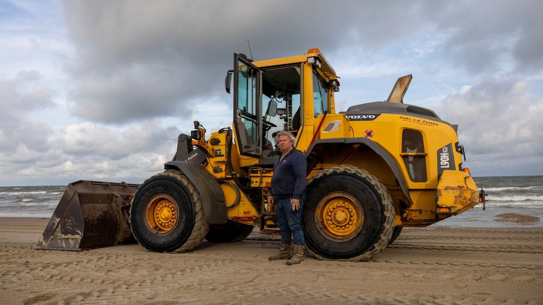 Dirk van Duijn voor shovel die hij namens Gebr. van der Putten bedient