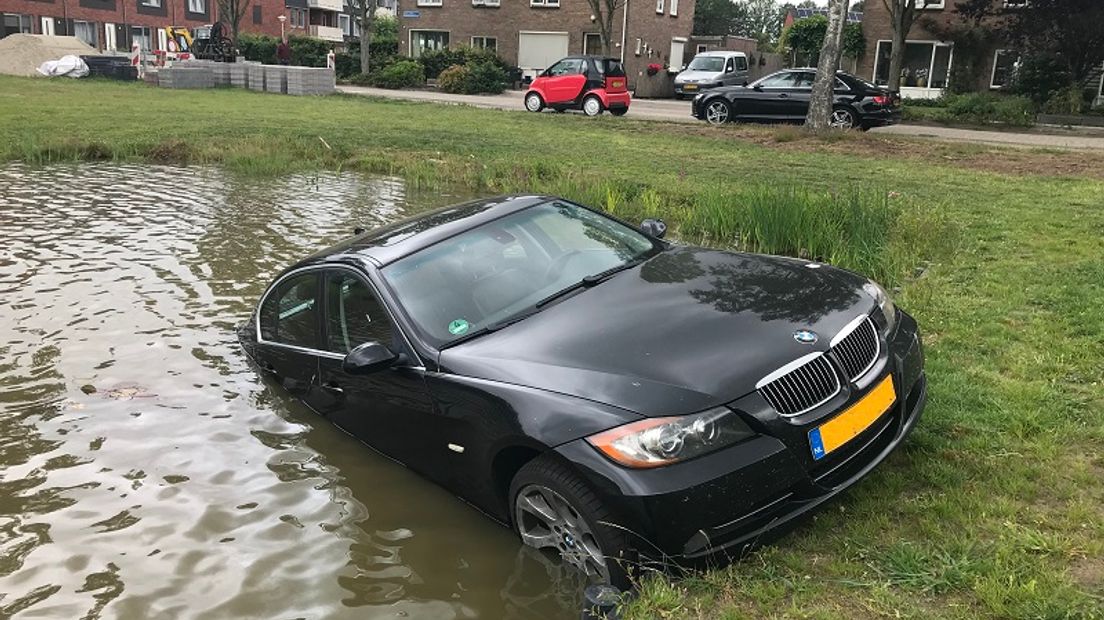De auto te water in De Wijk (Rechten: RTV Drenthe/Persbureau Meter)