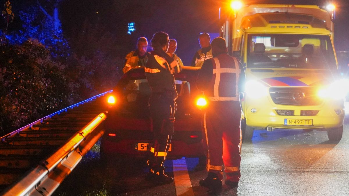 112-nieuws zondag 11 oktober: Auto botst op vangrail N33 • Gewonde bij steekpartij in Ter Apel