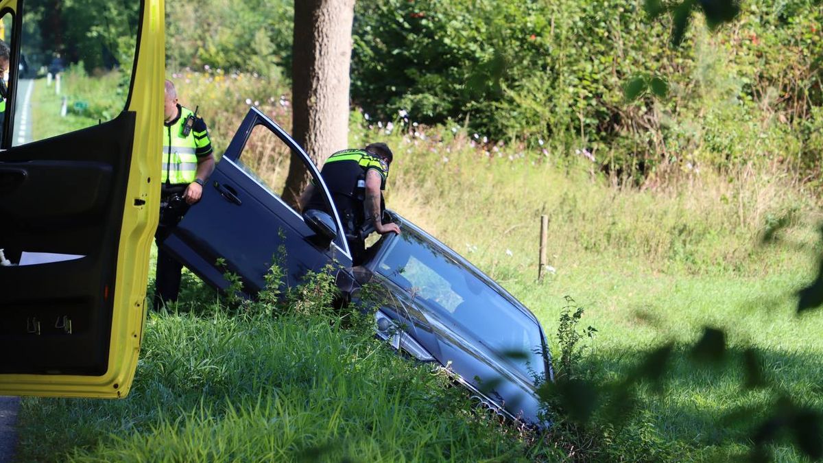 Auto belandt in sloot bij Tubbergen